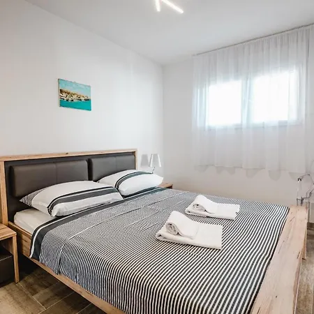 Aurora - Zf Hvar * هفار