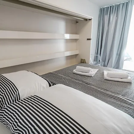 Aurora - Zf Hvar * هفار